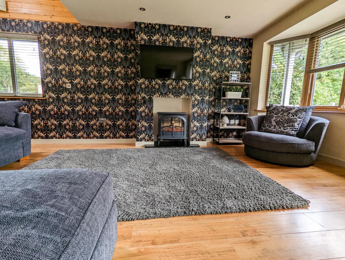 Elm Escapes Villa Knighton  Exterior photo