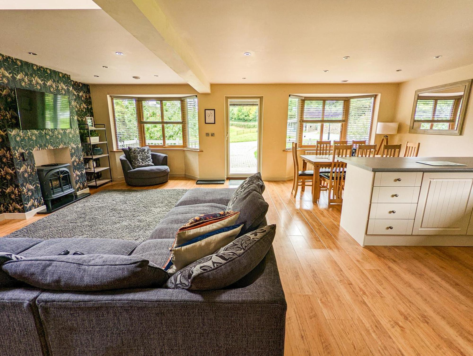 Elm Escapes Villa Knighton  Exterior photo