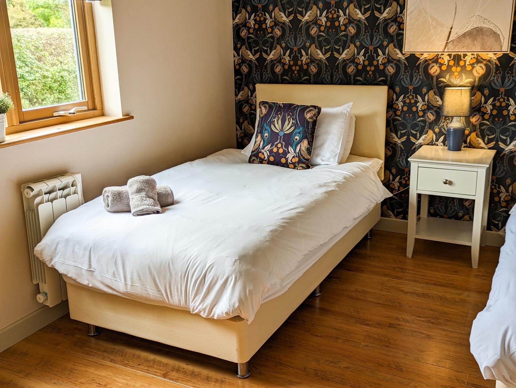 Elm Escapes Villa Knighton  Room photo
